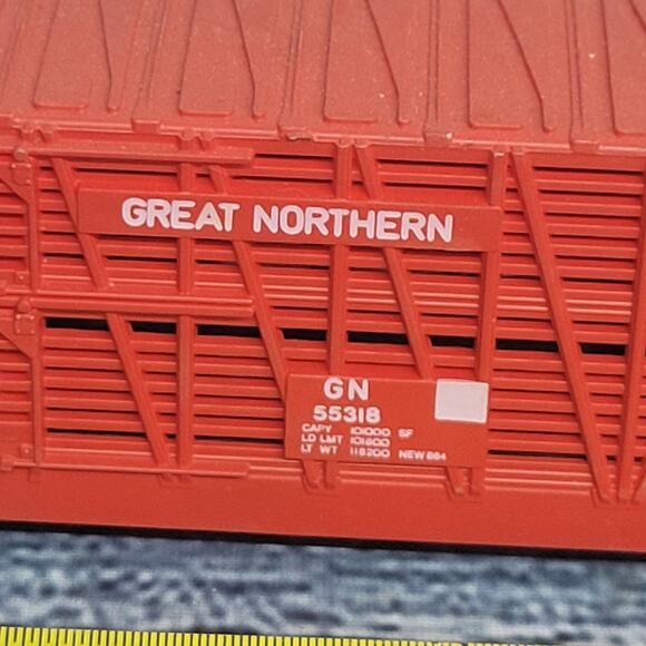 H.O scale Great Northern Hydra cushion box car/car hauler red and white - Picture 2 of 9